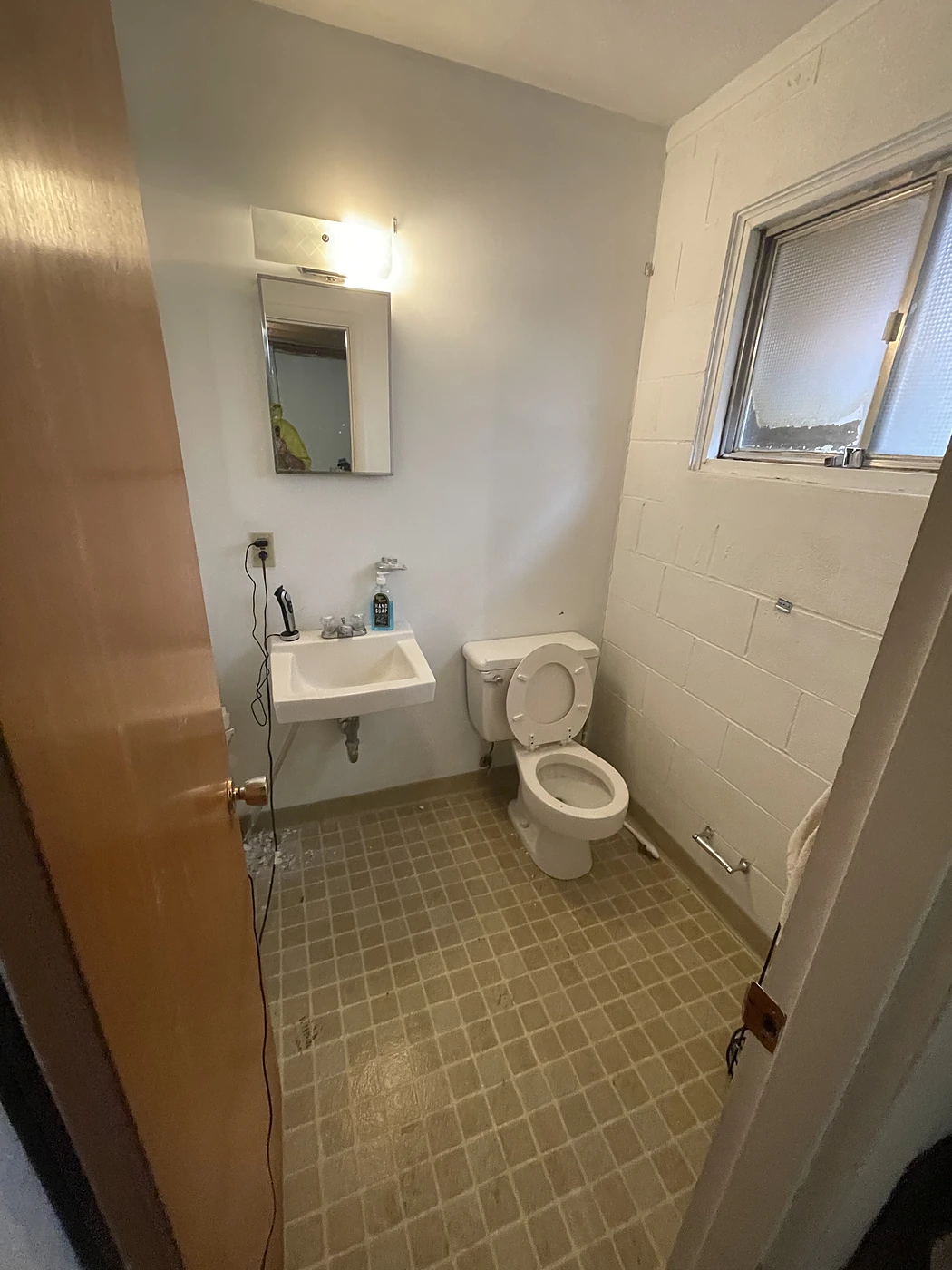 Outdated bathroom before remodel